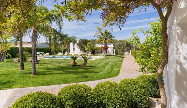 Nice apartment in villa for 7 guests with pool, A/C, WIFI and veranda, close to Ostuni