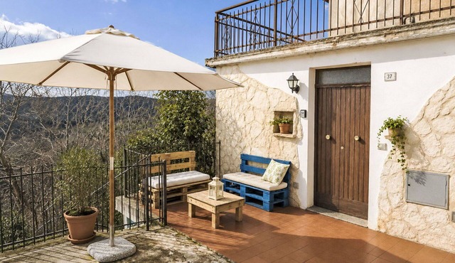 Nice apartment for 4 guests with A/C, WIFI, TV, patio and pets allowed in Narni