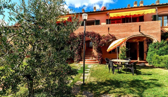 Nice apartment for 5 people with WIFI, A/C, pool, TV and veranda, close to San Gimignano in Sughera