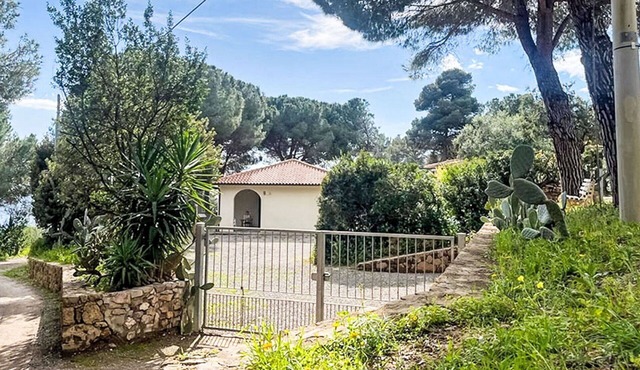 Nice apartment in villa for 6 people with WIFI, A/C, TV, terrace and pets allowed