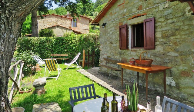 Nice apartment in villa with WIFI, pool, TV, patio, pets allowed and panoramic view in Pulicciano