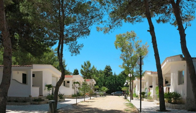 Nice apartment in villa for 4 guests with A/C, WIFI, pool, TV, terrace and pets allowed