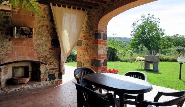 Nice apartment for 4 people with WIFI, pool, TV, patio and pets allowed in Massa Marittima