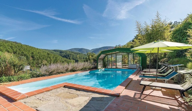 Nice home in Cortona (AR) with outdoor swimming pool