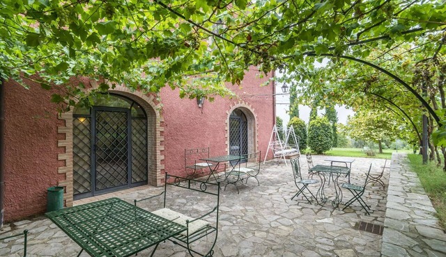 Nice room for 4 guests with pool, A/C, WIFI, TV, veranda and pets allowed, close to Perugia in Agello