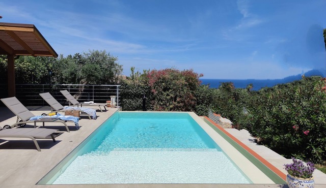 PANORAMIC SEA VIEW Villa with Heated Pool & Whirlpool, WI-FI, 200mt from the sea