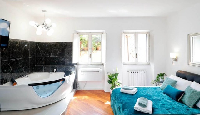 Pantheon Amazing Jacuzzi Suite