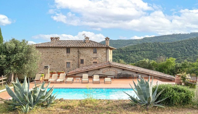 Private cottage in quiet area with pool for groups, family and friends