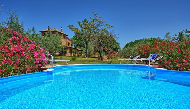Private Villa with private pool, WIFI, hot tub, TV, patio, pets allowed, panoramic view, parking in Montepulciano