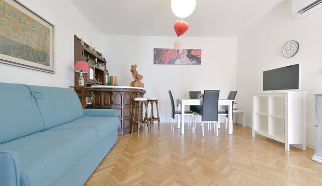 Queen Home Beauty - Two Bedroom Apartment, Sleeps 6 in Marghera