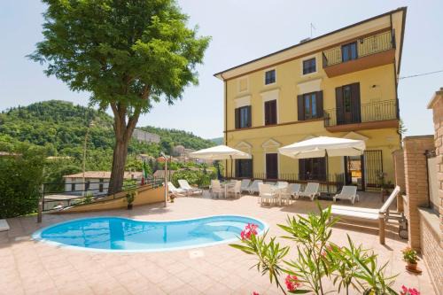 Raffaello Residence una Dimora storica con piscina panoramica nelle Marche