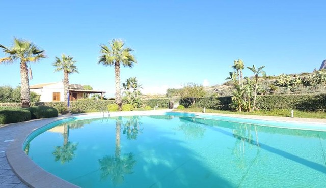 Relax pool oasis