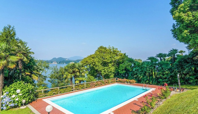 Residenza Verde Lago No. 16 by Lago Reisen in Stresa