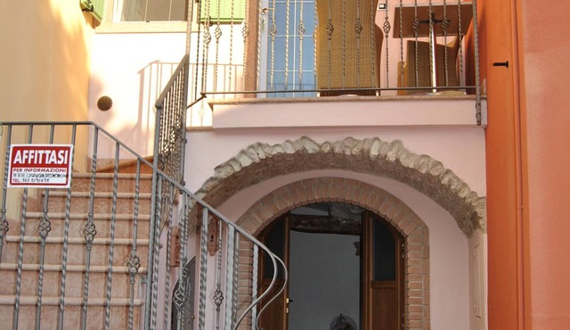 ROMANTIC 2-BEDROOM COTTAGE (both with double beds) near the beach, with garage, TV, and bicycles. in Malcesine