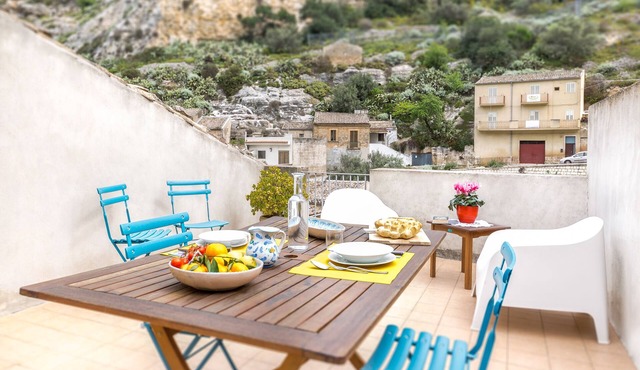 Rooftop house in the center, 2/4 guests, free illimited WIFI, free parking