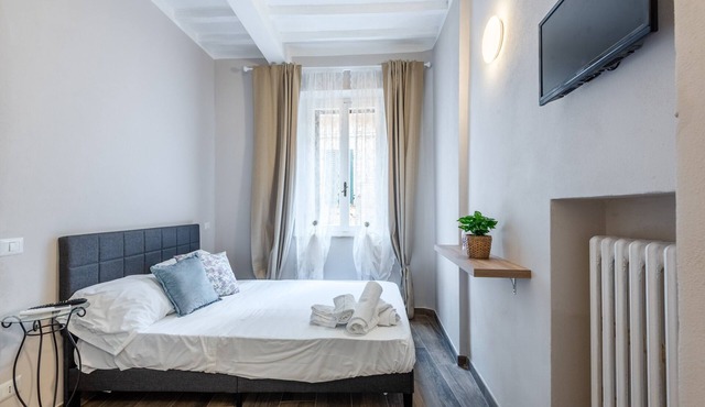 Room 'L'arco Del Pellegrino' with Wi-Fi and Air Conditioning