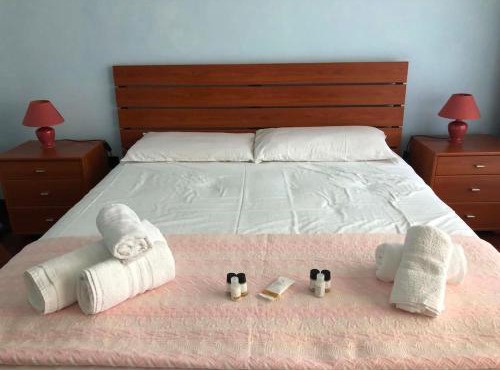 Room with independent access and private bathroom