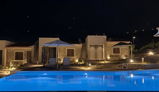 Sea-view apartment with a pool in Telegrafo