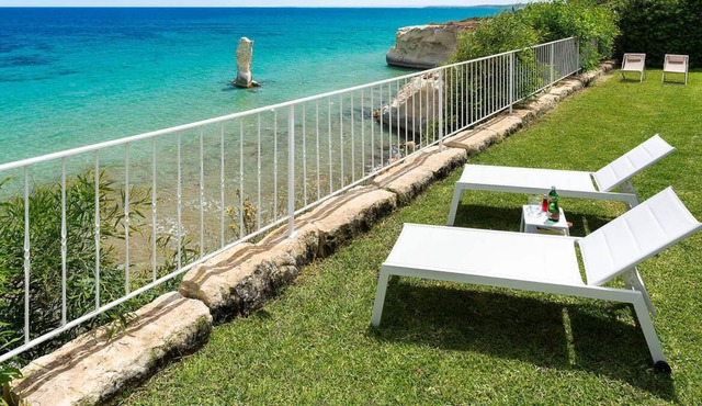 Seafront villa with jacuzzi and access to the sea