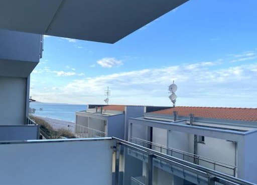 smeraldo sul mare con grande balcone