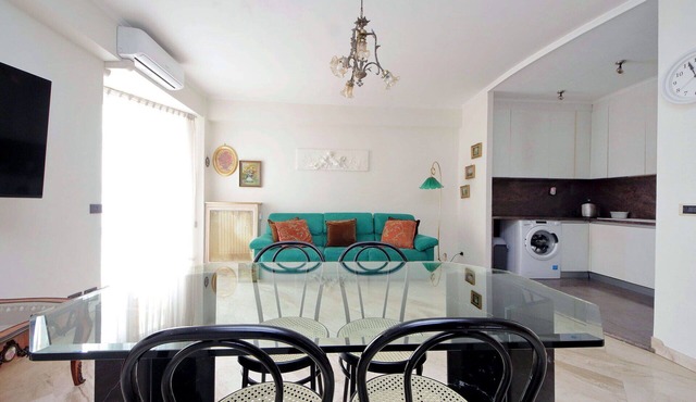 Spacious 2BR, 2 Bath - walking distance to Roma Tre Uni and Metro A