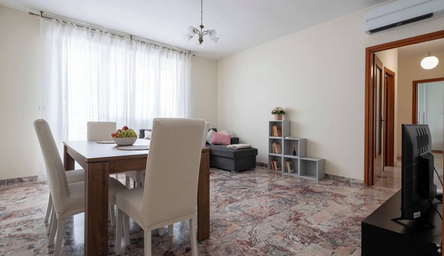 Spacious 3-bedroom apartment in Lido di Jesolo with a garage and two beach spots