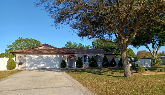 Spacious 3-bedroom house with HOT TUB and MOVIE THEATRE 8 minutes from RACEWAY in Sebring