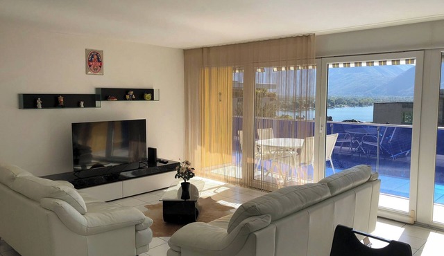 Spacious four-star apartment with lake and mountain views in Minusio, Switzerlan in Minusio