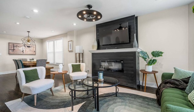Spacious/New - 8BD/4BTH - Sleeps 16 + Garage! in Chicago