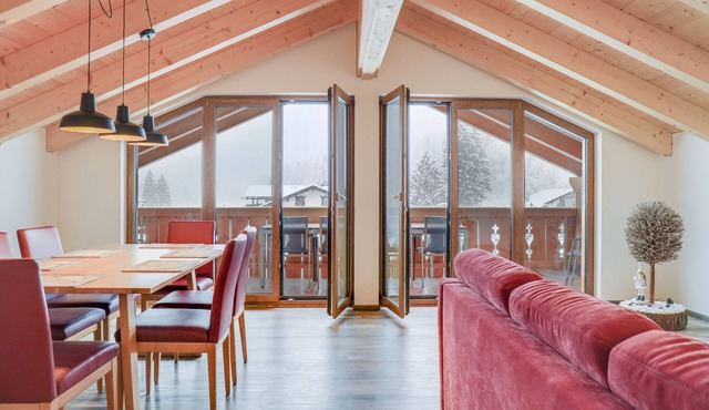 Spacious Top Floor Apartment "Partnachklamm" with Mountain View & Balcony in Garmisch-Partenkirchen