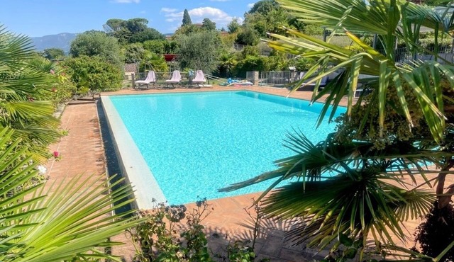 Spoleto Poolside-APT 5 - Spoleto centre 0.7 km, Rome 60 km, car not essential