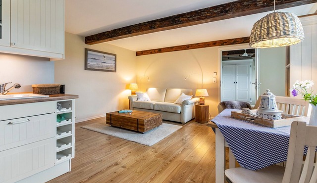 Studio Apartment 'Der Silberhof Von 1856 - Heine' with Terrace, Shared Garden and Wi-Fi in Pellworm