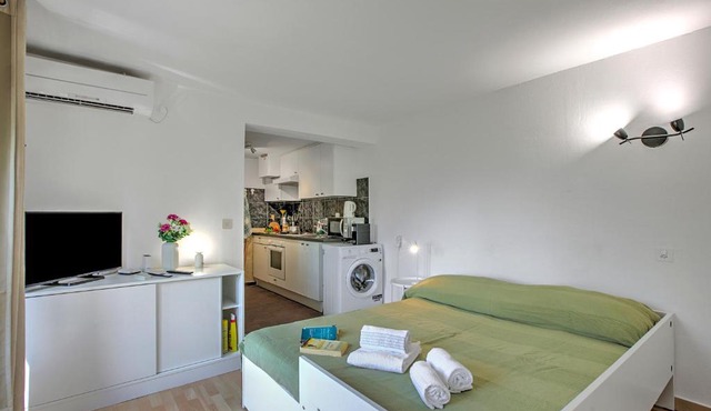 Studio w/Panoramic view, Shared Pool, Garden & Terrace - Happy Rentals in Agno