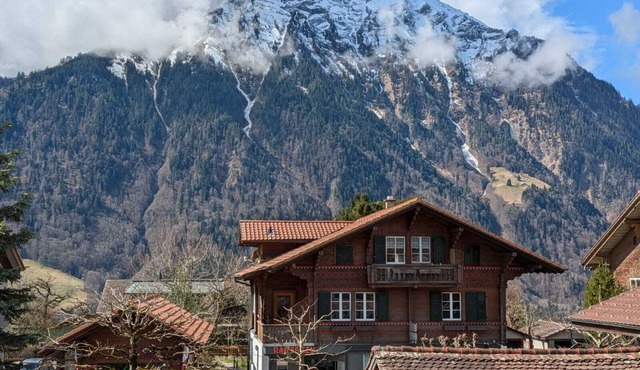 Studio with balcony, Niesen view & parking near Interlaken, Thunersee & Blausee in Aeschi bei Spiez