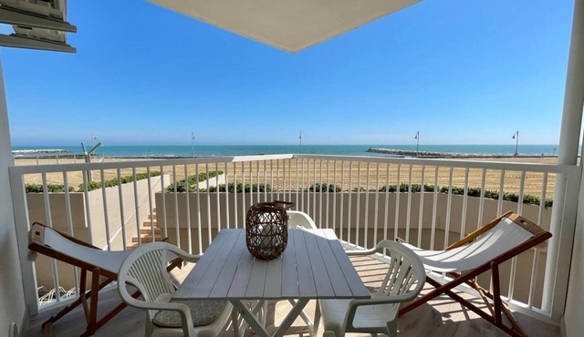 Stunning seafront apartment