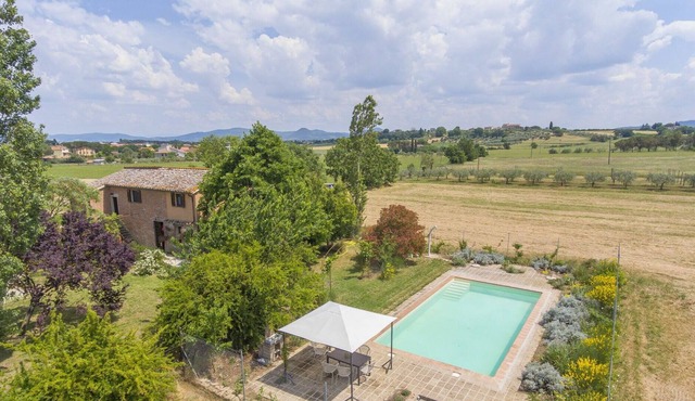 Stunning private villa with WIFI, private pool, TV, pets allowed, panoramic view and parking