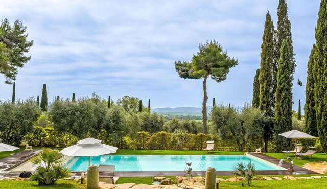 Stunning private villa with hot tub, private pool, WIFI, TV, terrace and panoramic view