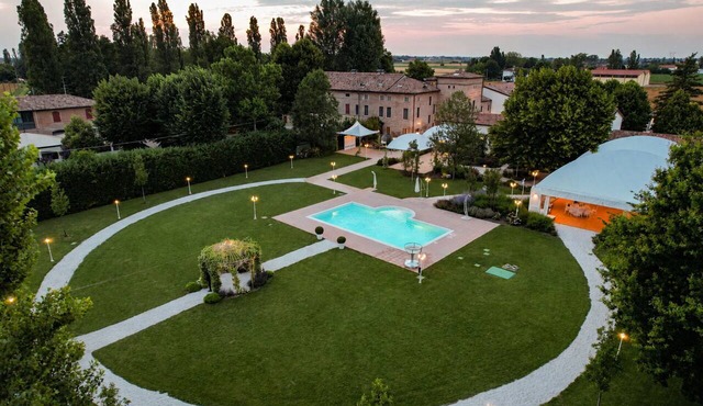 Stunning private villa with hot tub, WIFI, A/C, private pool, TV, patio and pets allowed in San Giacomo Roncole