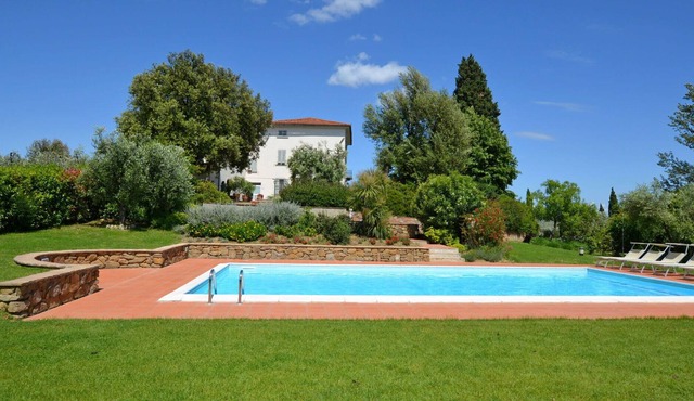 Stunning private villa for 10 guests with private pool, WIFI, TV, patio, pets allowed and parking