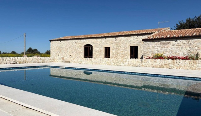 Stunning private villa with A/C, WIFI, private pool, TV, patio, pets allowed and panoramic view
