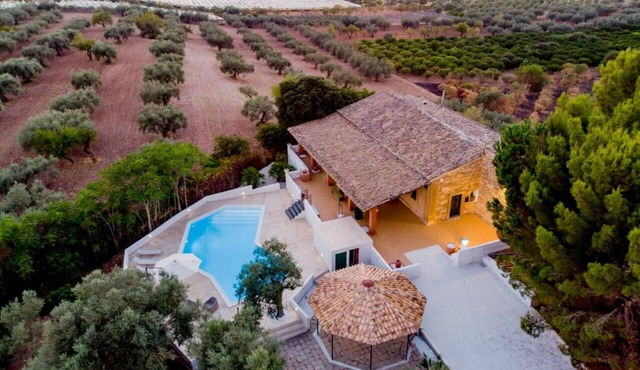 Stunning private villa for 10 guests with A/C, private pool, WIFI, TV, patio and pets allowed