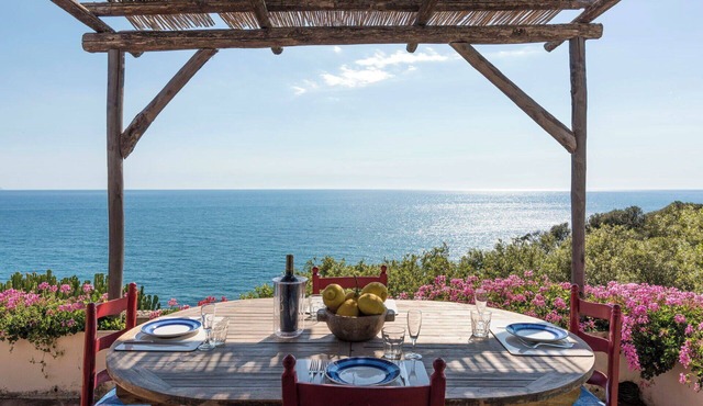 Stunning private villa for 12 guests with WIFI, A/C, TV, patio, pets allowed and panoramic view