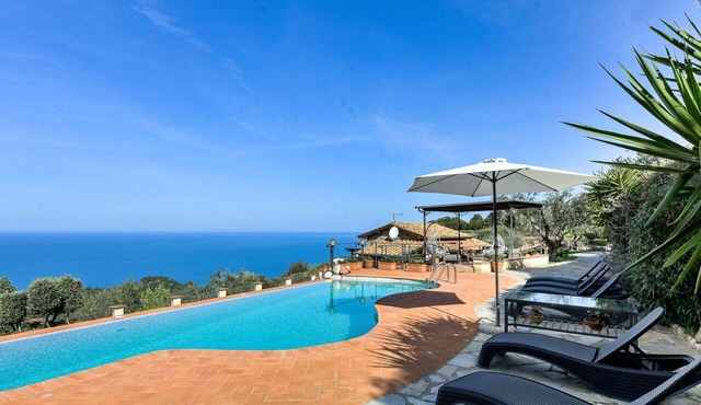 Stunning private villa for 8 guests with WIFI, private pool, TV and patio