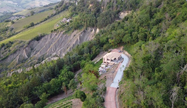 Stunning private villa with pool, hot tub, WIFI, terrace, pets allowed and panoramic view