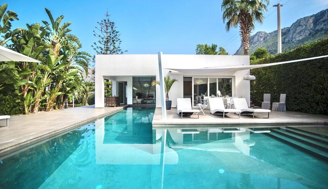 Stunning private villa for 4 people with private pool, A/C, WIFI and TV