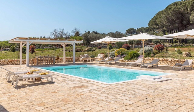 Stunning private villa with A/C, WIFI, private pool, TV, patio and panoramic view, close to Ostuni