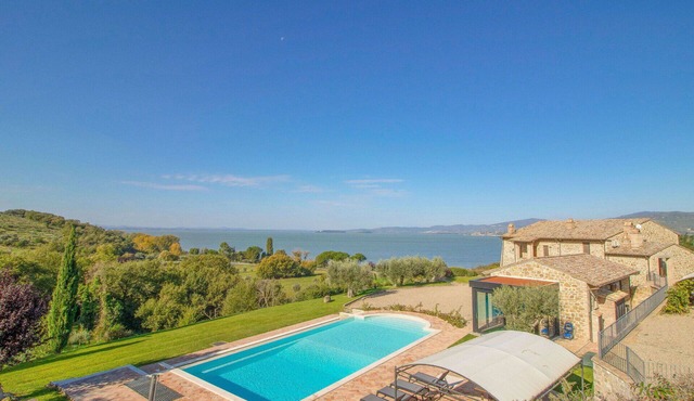 Stunning private villa with private pool, WIFI, A/C, hot tub, TV, patio, pets allowed and parking
