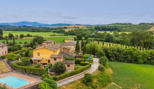 Stunning villa for 4 people with pool, A/C, WIFI, TV, patio, pets allowed and panoramic view