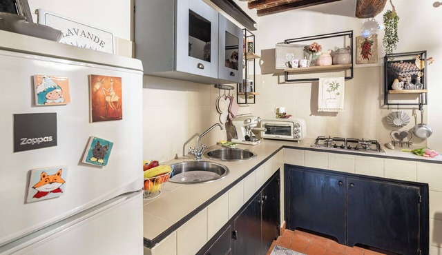 Stunning villa for 6 guests with WIFI, TV, veranda and pets allowed, close to Lucca