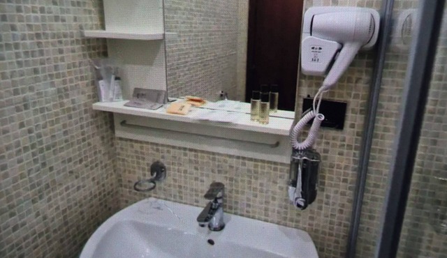 Suit only 5 minutes from the station